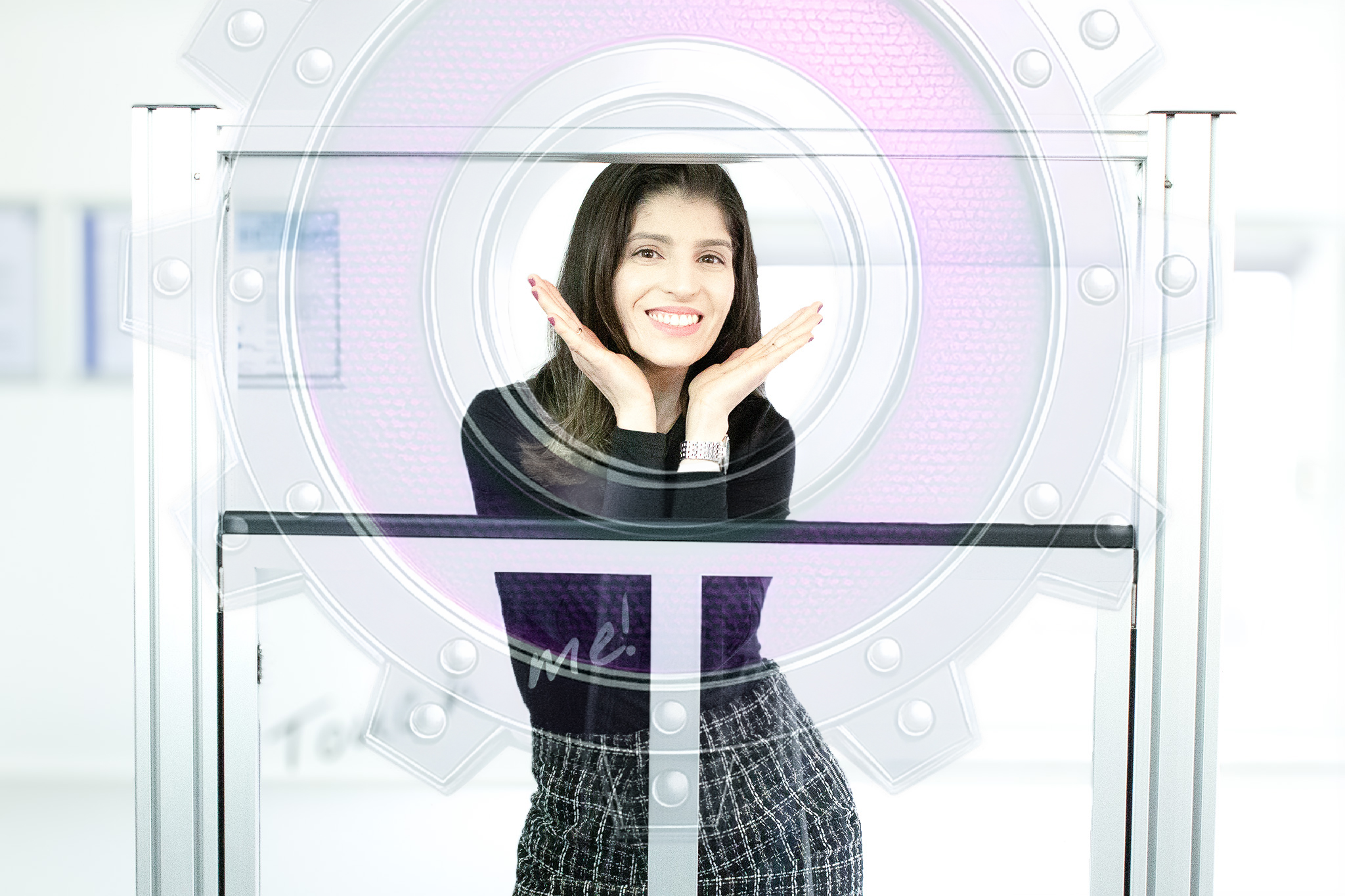 Mitarbeiterin hält ein stilisiertes Zahnrad als Symbol für die technischen Daten der remonic® Hubtürsysteme, im Hintergrund eine industrielle Hubtür.