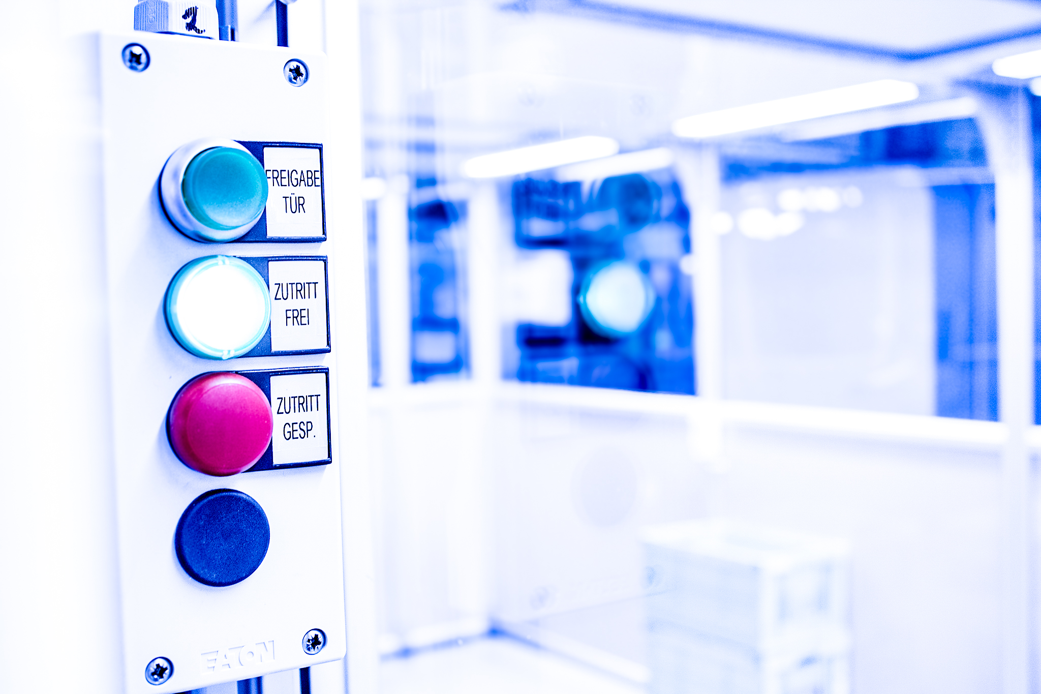 Nachrüstung von Maschinensicherheit im Maschinenbau mit Hubtüren im Retrofit