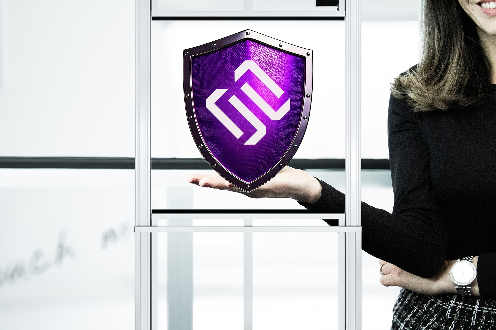 Mitarbeiterin hält ein Schutzschild mit Logo zwischen einer Hubtür als Symbol für Personenschutz und Maschinensicherheit im Maschinen- und Anlagenbau.